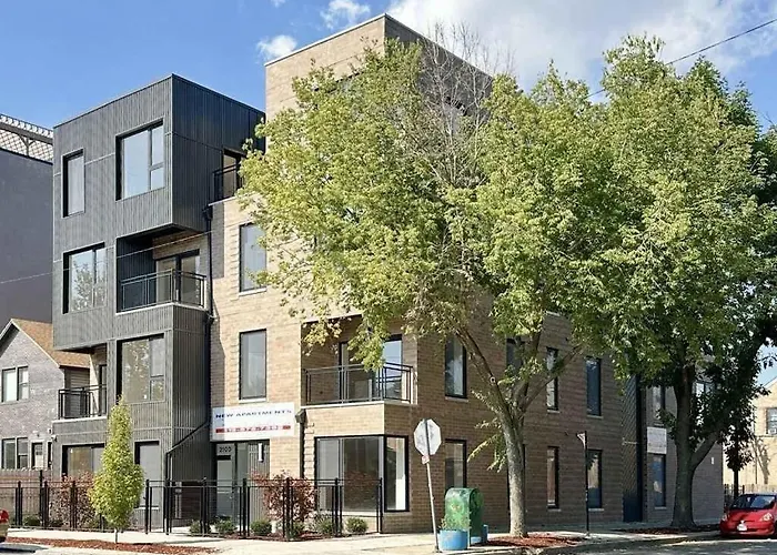 Apartment Renovated 3 Bedroom Downtown Pilsen *