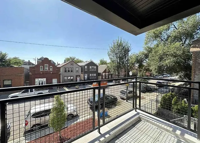 Apartment Renovated 3 Bedroom Downtown Pilsen Chicago