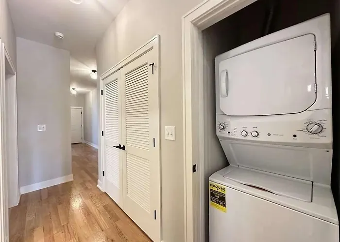 Apartment Renovated 3 Bedroom Downtown Pilsen *
